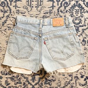 Relaxed fit 550 cut off light wash Levi shorts